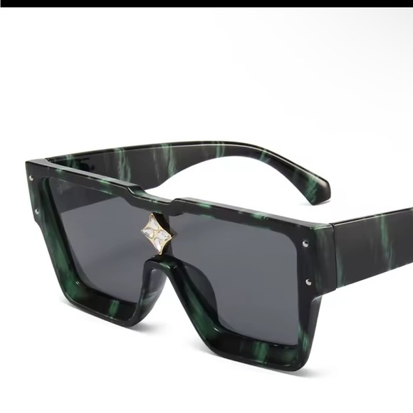 Green and Black Oversized Square Sunglasses with Geometric Design Unisex - Picture 1 of 1